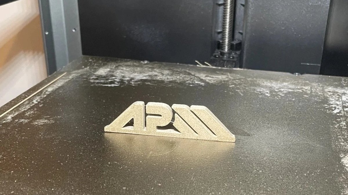 Logo APM imprimé en 3D avec le filament ABS-chanvre (20 % chenevotte) — démonstration ImprimeZen3D.