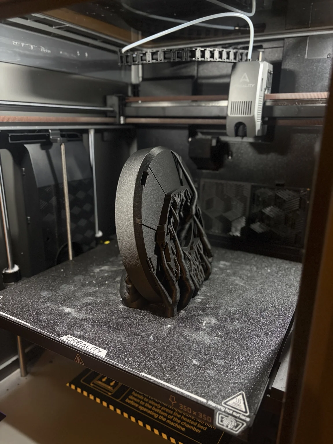 Impression 3D d’un carter de ponceuse reconstruit dans une imprimante FDM