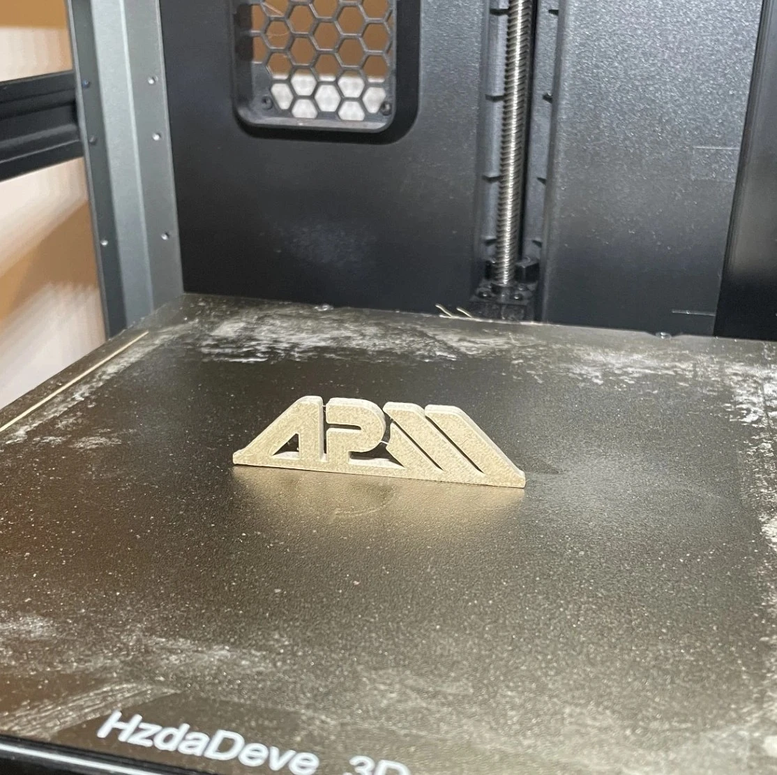 Logo APM imprimé en 3D avec du filament ABS-chanvre