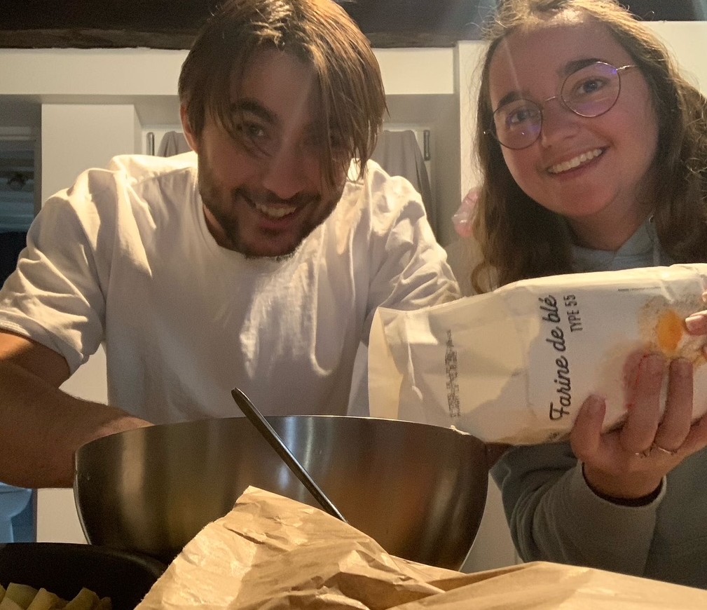 Famille cuisinant ensemble